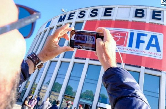 IFA 2019 전시장 앞에서 한 관람객이 촬영을 하고 있다. <IFA 공식홈페이지>